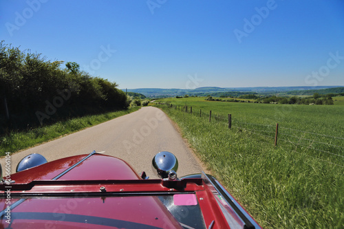 Poster voiture ancêtre traction cabriolet 1939 en rallye campagne