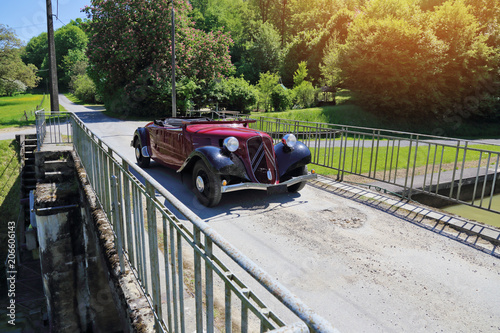 Fotografia voiture ancêtre traction cabriolet 1939 en rallye campagne