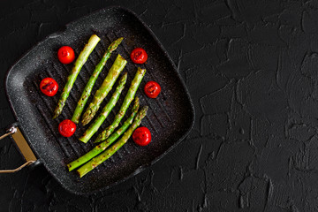 Wall Mural - Grilled green asparagus