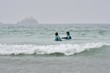 Un couple de seniors pratique le longe côte sur une plage de Bretagne