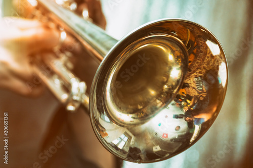 Fotomural Trumpeter is playing on a silver trumpet