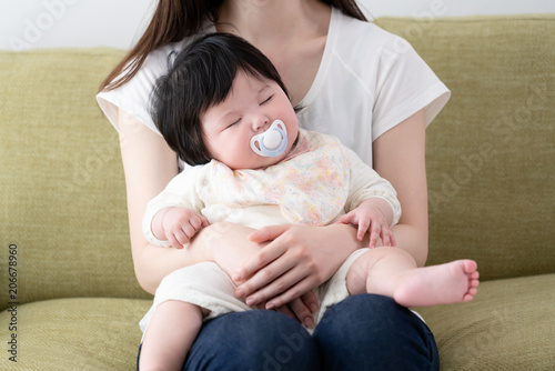 赤ちゃんとお母さん 座る おんぶ 膝の上 寝る Stock Photo Adobe Stock