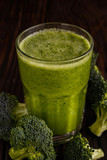 Fototapeta Kuchnia - fresh broccoli juice on a wooden background