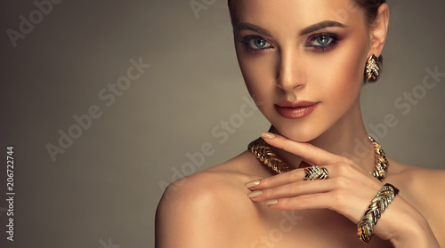 Cuadros en Lienzo Beautiful girl with set jewelry