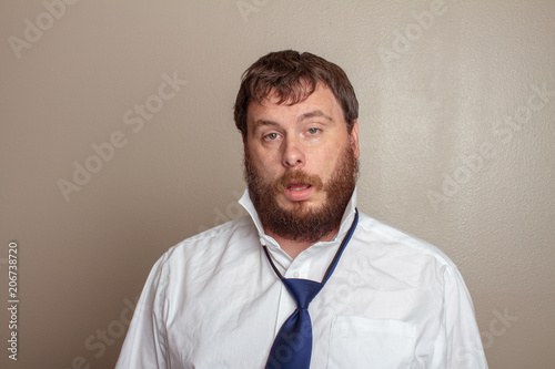 Fotografía drunk man trying to talk