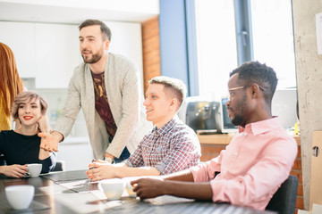 Wall Mural - handsome bearded man with brown hair is speaking persuasively in tea break