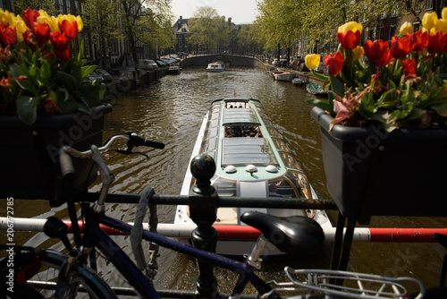 Plakat Zwiedzanie Łódki nawigować w dół kanału w Amsterdamie, Holandia
