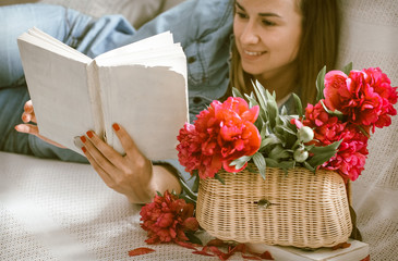 Wall Mural - girl on the couch reading books