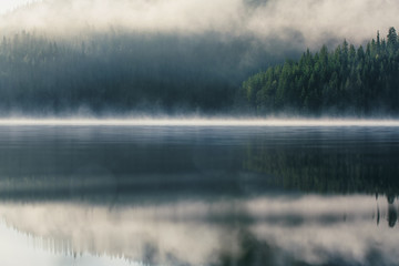 Naklejka na meble Poranna mgła nad jeziorem