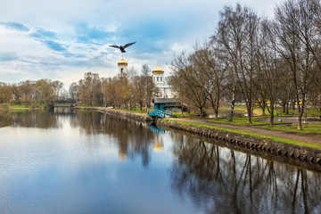 Wall Mural - Богоявленский собор на берегу реки Цна в Вышнем Волочке и птица A flying bird on the cross of the Epiphany Cathedral