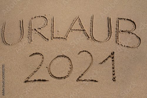 Poster Das Wort Urlaub 2021 in den Sand geschrieben