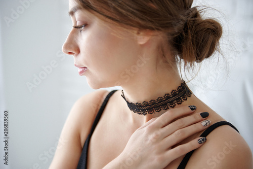 Fotografía Young beautiful woman with a black choker on her neck