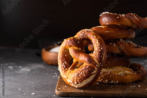 Fotografía Freshly baked homemade soft pretzel with salt on rustic table