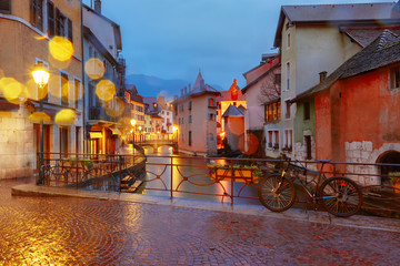 Fototapete - The Palais de l'Isle and Thiou river in the rainy morning in old city of Annecy, Venice of the Alps, France