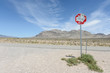 Panneau stop abimé par les tirs de fusil dans le désert du Nevada
