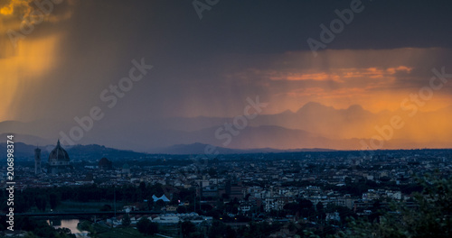 Zdjęcie XXL Włochy, Toskania, Florencja, miasto o zachodzie słońca podczas burzy.