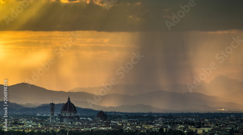 Obraz na płótnie Włochy, Toskania, Florencja, miasto o zachodzie słońca podczas burzy.