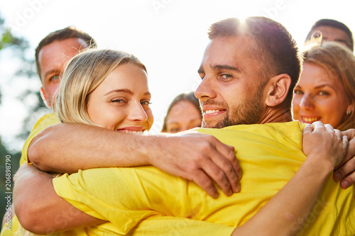 Fotografía Junge Leute beim Teambuilding Workshop