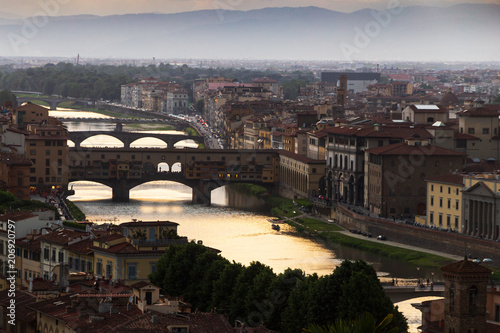Plakat Słońca położenie na Arno rzece w Florencja, Włochy.