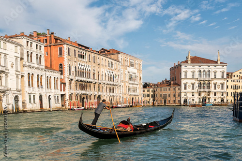 Fotografía Venetian Gondolier Punts Gondola in Venice, Italy