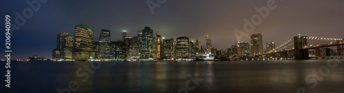 Plakat New York Skyline w godzinach wieczornych z Brooklyn Bridge