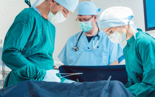 Fotografía Ärzte im OP bei einer Operation von Patient im Krankenhaus