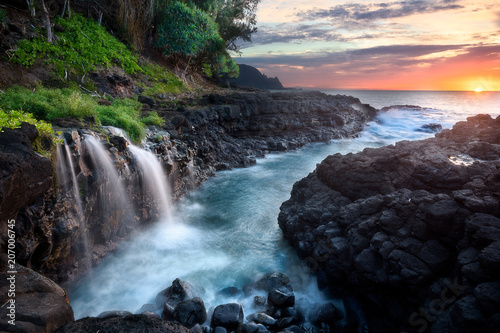 Cuadros en Lienzo Waterfall at Queen's Bath during sunset, Kauai, Hawaii