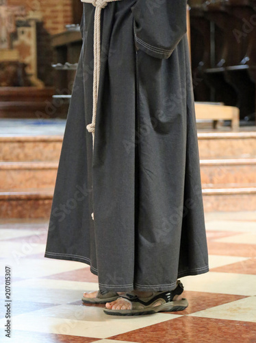 Cuadros en Lienzo barefoot friar with sandals in the church