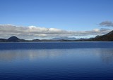 Fototapeta Natura - view across the Kennedy Lake, towards the mountains of the Clayoquot Plateau on Vancouver Island, British Columbia Canada