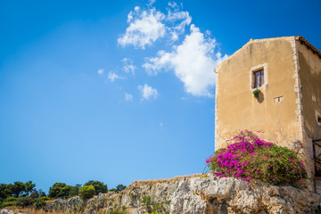 Fototapete - Sicily, Italy. Old house with purple flowers in Syracuse.