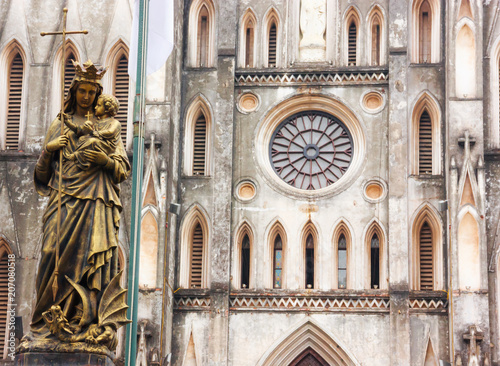 Foto Regina Pacis (Queen of Peace) Statue in front of St