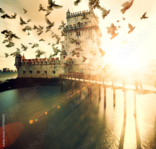 Zdjęcie XXL Wieża Belem o zachodzie słońca. Zjawiskowy i malowniczy krajobraz Lizbony. Miasta Portugalii. Architektura i ciekawe miejsca