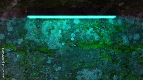 Cuadros en Lienzo Muro en la oscuridad en la calle iluminado por foco o lámpara