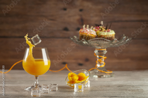 Fotomural Świeży sok z mango i ciastka na deser