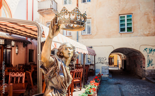 monument-of-woman-with-crown-in-hand-in-lviv-ukraine