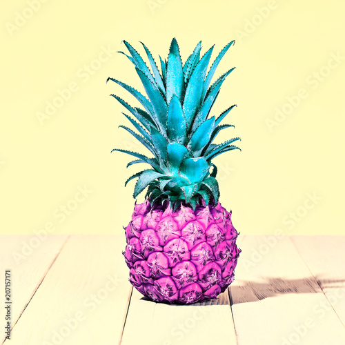 Naklejka na meble Tropikalny różowy wektorowy ananas