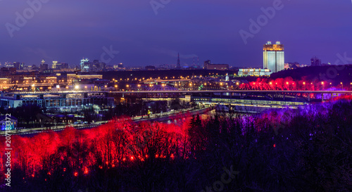 Zdjęcie XXL Pejzaż z Moskwy w nocy. Piękny panoramiczny widok miasto od Wróblich wzgórzy, Moskwa, Rosja