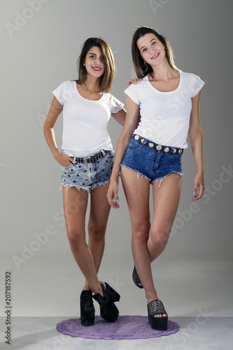 Fotografie, Obraz Modelos posando remera blanca de frente a cámara para pegar diseño de remera