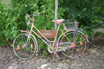 Poster - Buntes Fahrrad an einem Spielplatz