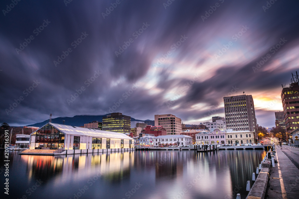 Elizabeth pier and Hobart waterfront with Mount Wellington in he background, captured at sunset in Tasmania, Australia - obrazy, fototapety, plakaty 