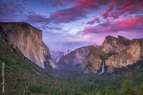 Photo Dramatic clouds after sunset over Tunnel View in Yosemite National Park