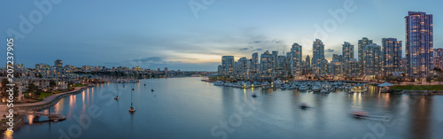 Fotografía Panorama of Yaletown and downtown Vancouver after sunset.