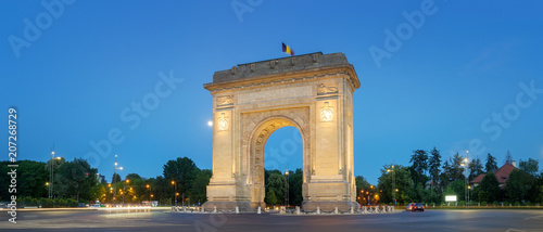 Fotomural Bucharest, the Triumphal Arch (Arcul de Triumf) at dusk