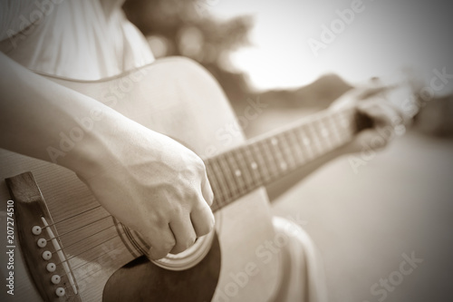 Fotomural Close-up male hand playing on acoustic guitar outdoor