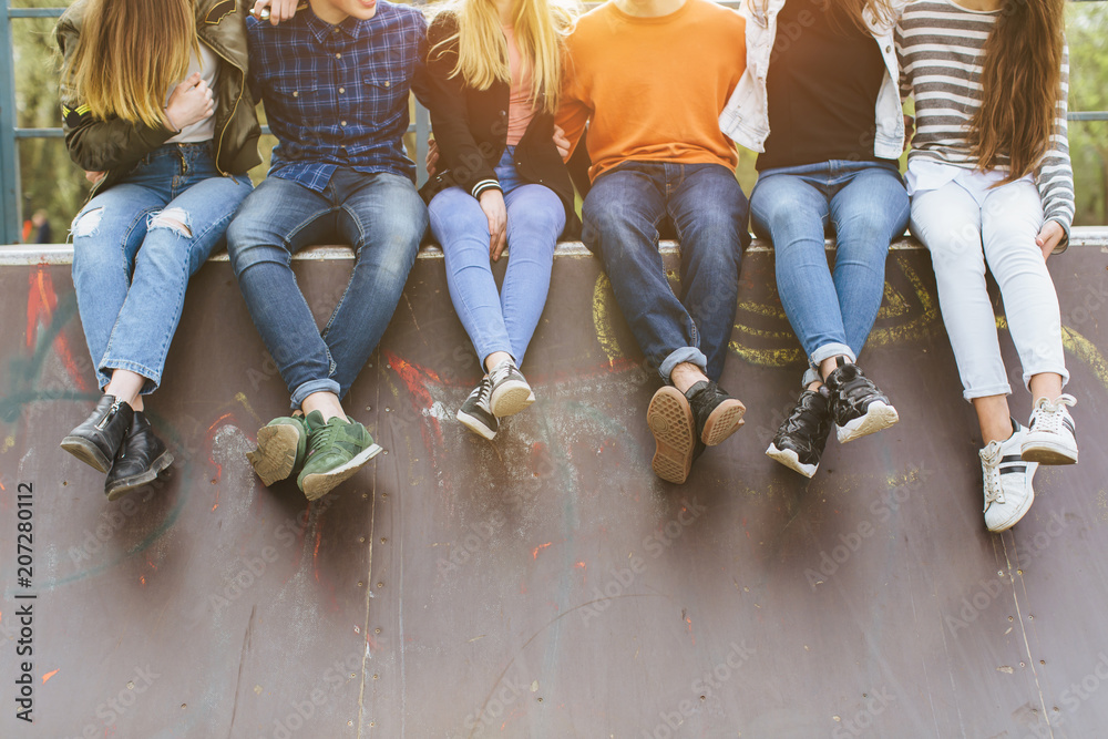 Summer holidays and teenage concept - group of smiling teenagers with skateboard hanging out outside. - obrazy, fototapety, plakaty 
