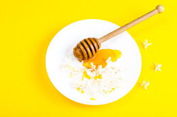 Canvas Print - Plate with honey and spoon on yellow background