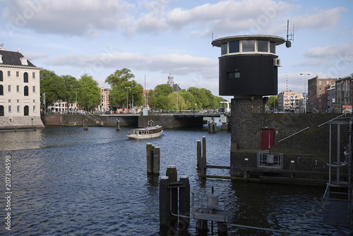 Plakat Amsterdam, Holandia - 17 maja 2018: Szczegóły mostu w fron morskiego muzeum