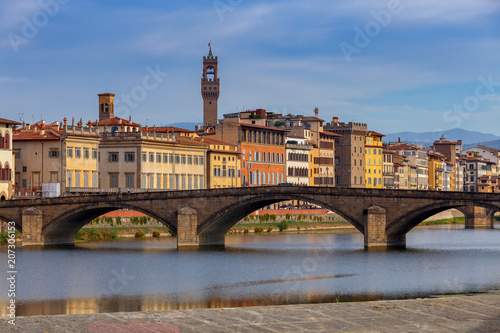 Zdjęcie XXL Florencja. Nabrzeże miasta wzdłuż rzeki Arno.