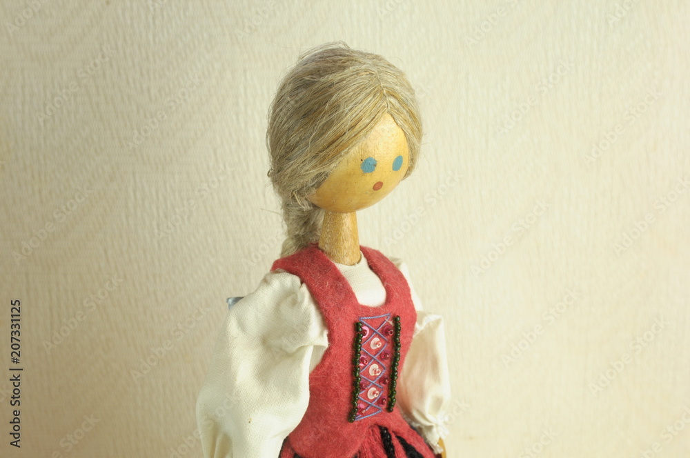 Drewniana lalka ubrana w strój ludowy - obrazy, fototapety, plakaty 