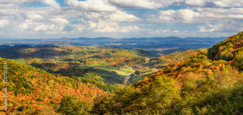 Fotomural Autumn foliage of a farming valley taken from Grayson Highlands Virginia State